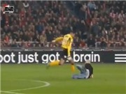 Bóng đá anh, ngoại hạng anh, lịch thi đấu euro 2012, Thủ môn AZ Alkmaar đá túi bụi vào fan cuồng