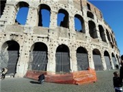 Bóng đá anh, ngoại hạng anh, lịch thi đấu euro 2012, Đấu trường Colosseum lại “rụng” một tảng đá