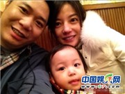 Bóng đá anh, ngoại hạng anh, lịch thi đấu euro 2012, Vợ chồng Triệu Vy chụp ảnh cùng con gái nhân dịp năm mới 