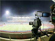 Bóng đá anh, ngoại hạng anh, lịch thi đấu euro 2012, Vấn đề bản quyền truyền hình: “Tên bay, đạn lạc”…