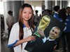 Chùm ảnh các CĐV háo hức chờ đón Cannavaro