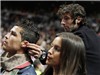 Ngồi cùng bạn gái, Ronaldo bị... véo tai