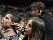 Bóng đá anh, ngoại hạng anh, lịch thi đấu euro 2012, Ngồi cùng bạn gái, Ronaldo bị... véo tai