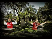 Bóng đá anh, ngoại hạng anh, lịch thi đấu euro 2012, Biếm họa: Scholes và Henry hồi sinh từ "nghĩa địa"