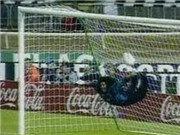 Bóng đá anh, ngoại hạng anh, lịch thi đấu euro 2012, Higuita tái hiện pha bắt bóng kiểu bọ cạp, ở tuổi 45