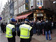 Bóng đá anh, ngoại hạng anh, lịch thi đấu euro 2012, "SỐC": 76 CĐV Ajax bị bắt trước trận đấu với M.U