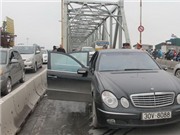Bóng đá anh, ngoại hạng anh, lịch thi đấu euro 2012, Xe Mercedes cháy trên cầu Chương Dương mang biển số giả