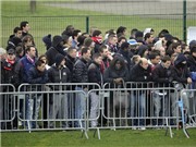 Bóng đá anh, ngoại hạng anh, lịch thi đấu euro 2012, CĐV gây náo loạn sân tập của "gã nhà giàu" PSG
