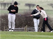 Bóng đá anh, ngoại hạng anh, lịch thi đấu euro 2012, Vợ Carlos Tevez "đánh chồng" trên sân golf