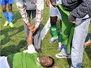Bóng đá anh, ngoại hạng anh, lịch thi đấu euro 2012, Một cầu thủ Ấn Độ đột tử trên sân bóng