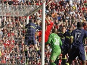 Bóng đá anh, ngoại hạng anh, lịch thi đấu euro 2012, Tranh cãi nảy lửa về pha chơi "bóng chuyền" của Suarez 