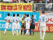 Bóng đá anh, ngoại hạng anh, lịch thi đấu euro 2012, Quốc Long vái lạy trọng tài và quát: "Mày biết tao là ai không?" 