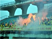 Bóng đá anh, ngoại hạng anh, lịch thi đấu euro 2012, CĐV SLNA ăn mừng bằng pháo sáng ở Ninh Bình
