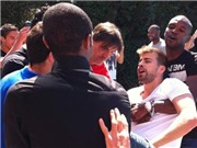 Bóng đá anh, ngoại hạng anh, lịch thi đấu euro 2012, Đồng đội tiếp sức cho Abidal trước khi lên bàn mổ