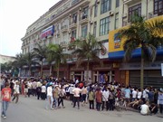 Bóng đá anh, ngoại hạng anh, lịch thi đấu euro 2012, Đưa quan tài mẹ con sản phụ vào bệnh viện bắt đền 