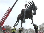 Bóng đá anh, ngoại hạng anh, lịch thi đấu euro 2012, Tượng Thành Cát Tư Hãn ở London gây tranh cãi