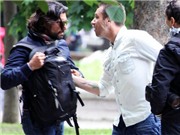 Bóng đá anh, ngoại hạng anh, lịch thi đấu euro 2012, Bị quấy rối, Cassano thẳng tay đấm paparazzi