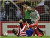 Bóng đá anh, ngoại hạng anh, lịch thi đấu euro 2012, Nỗi thất vọng Martinez: Khi tấm khiên trước khung thành bị chọc thủng