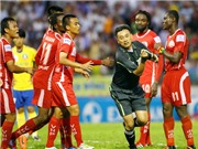 Bóng đá anh, ngoại hạng anh, lịch thi đấu euro 2012, Từ vụ trọng tài Trí bị tấn công: Hiểm nguy cuộc chiến ngoài khán đài