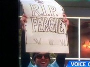 Bóng đá anh, ngoại hạng anh, lịch thi đấu euro 2012, Tevez chọc tức Sir Alex bằng tấm "bia mộ": Đến Sir Alex, anh còn xúc phạm