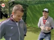 Bóng đá anh, ngoại hạng anh, lịch thi đấu euro 2012, Van der Vaart dùng gậy đánh golf "vụt vào mặt" Ibra 