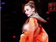 Euro 2012, Vụ Hoàng Yến lộ ngực: Có “xử” nhà thiết kế?
