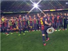 VIDEO: Alex Song bị một phen tẽn tò trong lễ nhận Cúp của Barca