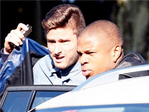 Giroud có thể nghỉ 3 tháng, Arsenal nhắm Remy, hoãn bán Podolski